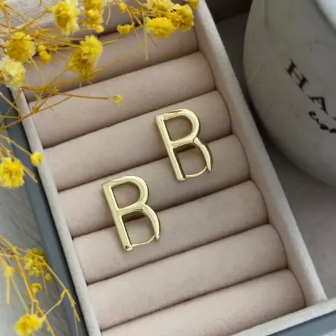 An image of a product called "b" sırğa