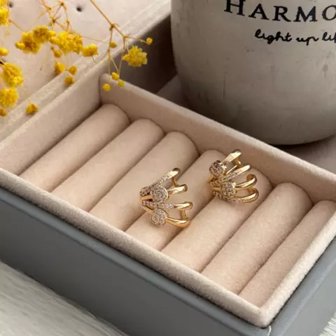 An image of a product called rose gold qaşlı sırğa
