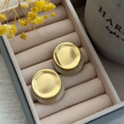 An image of a product called mat qızılı düymə sırğa