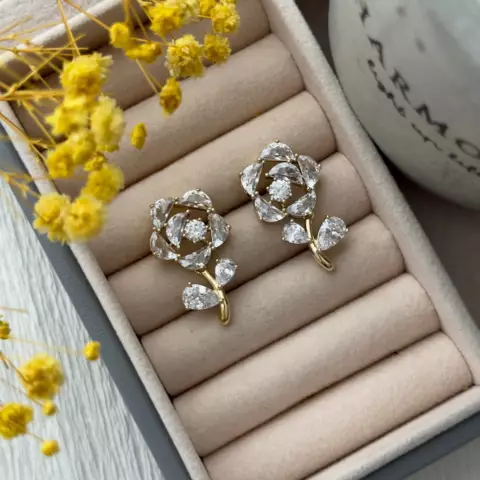An image of a product called qaşlı gül formalı sırğa