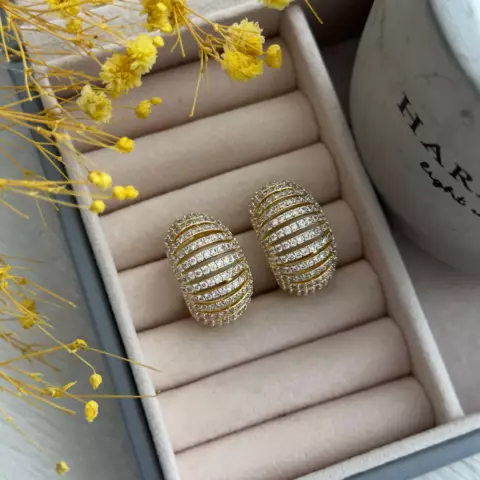 An image of a product called zirkon qaşlı yarımhalqa sırğa