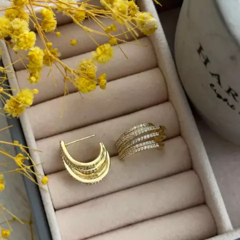 An image of a product called qızılı qaşlı çox görünümlü sırğa