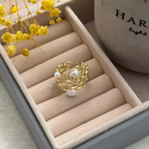 An image of a product called mirvarili qızılı üzük