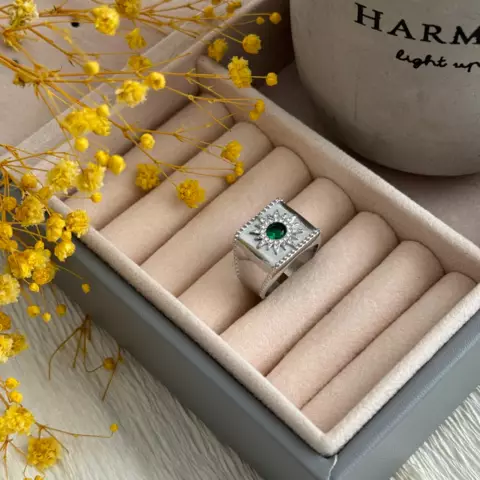 An image of a product called gümüşü yaşıl qaşlı üzük