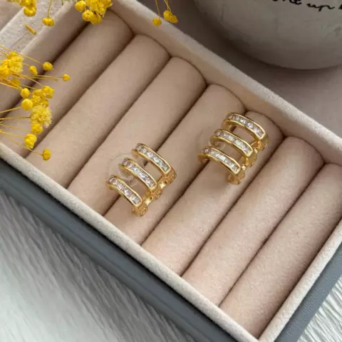 An image of a product called qaşlı üçlü görünümlü halqa sırğa