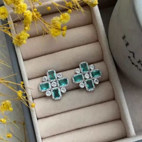 An image of a product called firuzəyi qaşlı sırğa