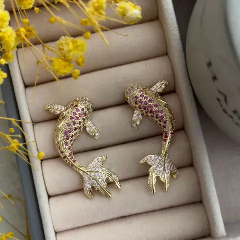 An image of a product called çəhrayı qaşlı balıq sırğa