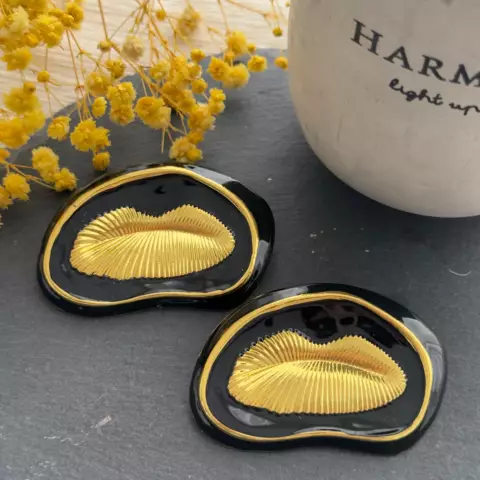 An image of a product called "black lips" sırğa