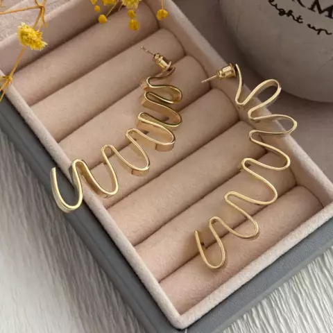 An image of a product called qızılı spiral sırğa