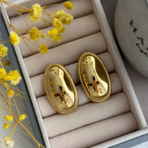 An image of a product called qızılı oval sırğa