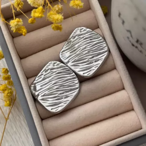 An image of a product called paxlava formalı gümüşü sırğa