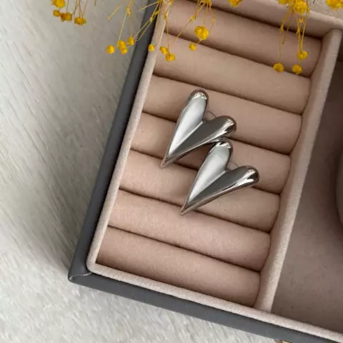 An image of a product called gümüşü mat ürək sırğa