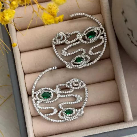 An image of a product called yaşıl qaşlı sırğa
