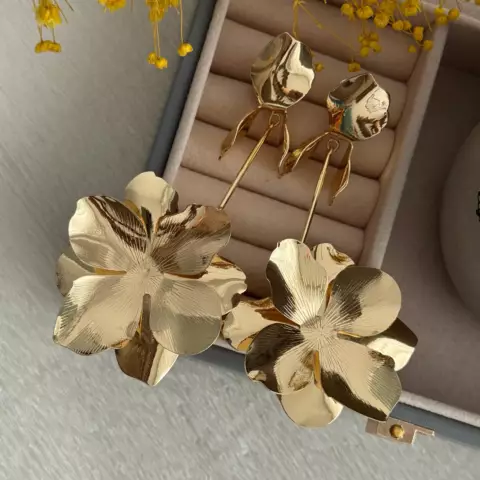 An image of a product called sallantılı çiçək detallı sırğa