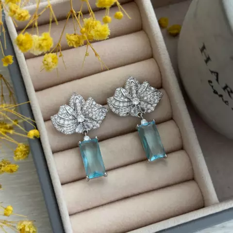 An image of a product called mavi qaşlı sırğa