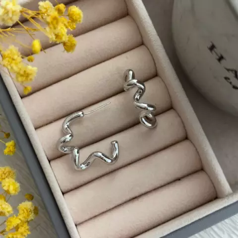An image of a product called gümüşü burma sırğa