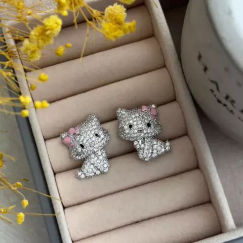 An image of a product called "hello kitty" sırğa