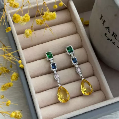 An image of a product called rəngli qaşlı sırğa