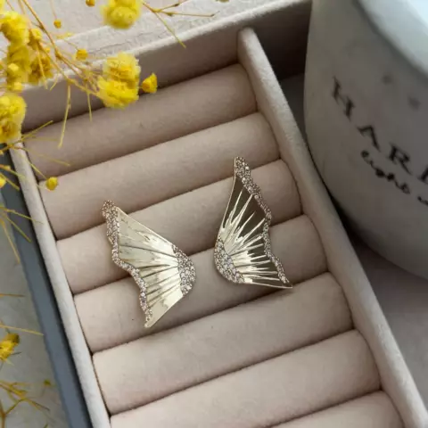 An image of a product called qızılı kəpənək sırğa