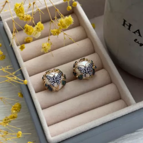 An image of a product called mirvarili kəpənək sırğa