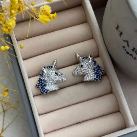 An image of a product called göy qaşlı "unicorn" sırğa
