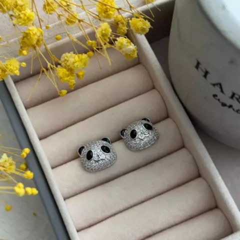 An image of a product called qaşlı panda sırğa