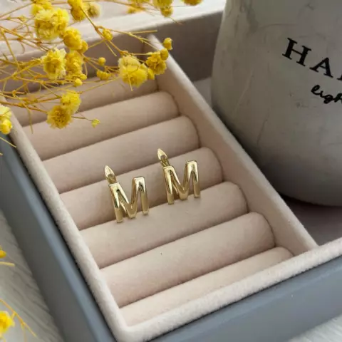 An image of a product called "m" sırğa