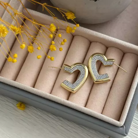 An image of a product called qızılı qaşlı ürək sırğa
