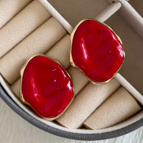 qırmızı rəngli sırğa