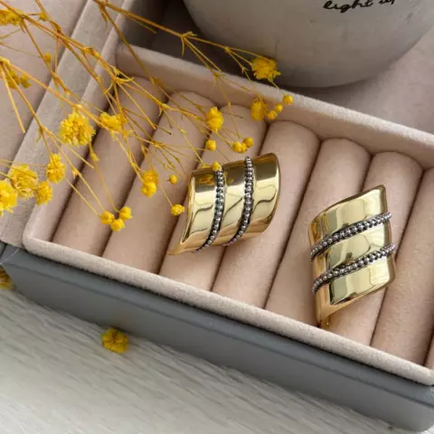 An image of a product called yarım burma sırğa