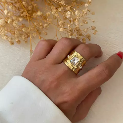 An image of a product called qaşlı qızılı üzük