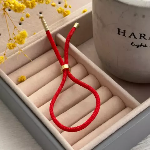 An image of a product called qırmızı qolbaq